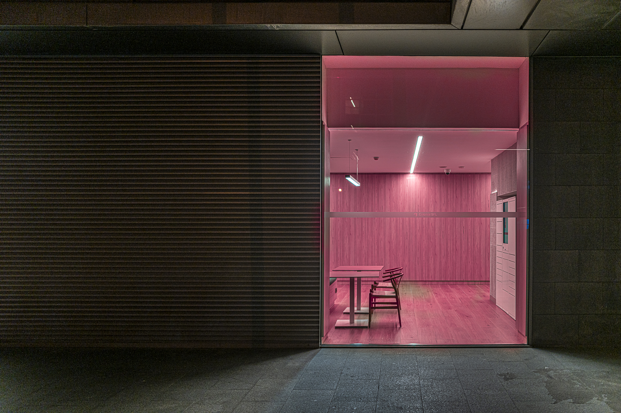 Interior rosa vacío, una mesa y una silla, nadie