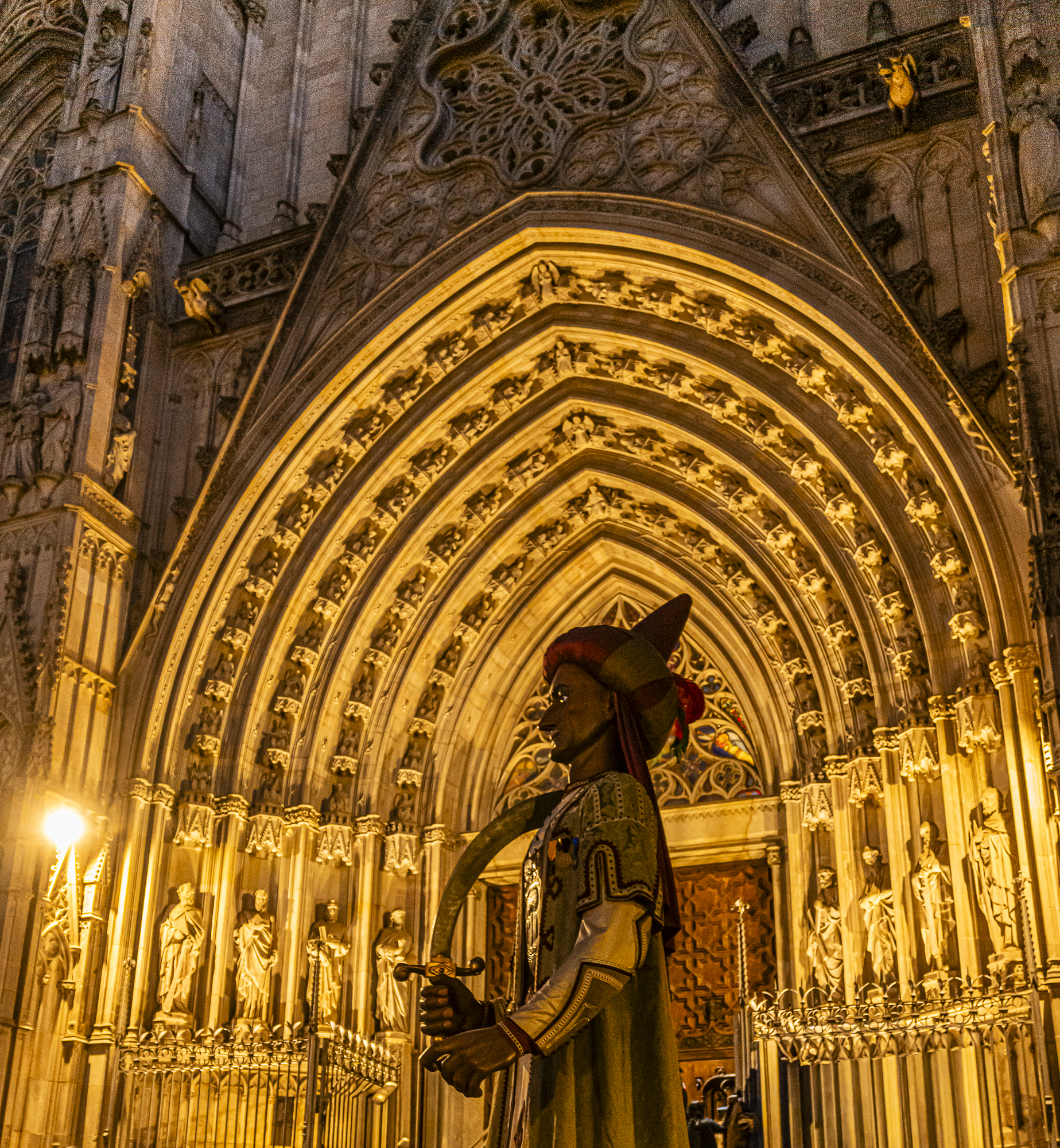 El Rei Moro coronado por las arquivoltas doradas de la catedral