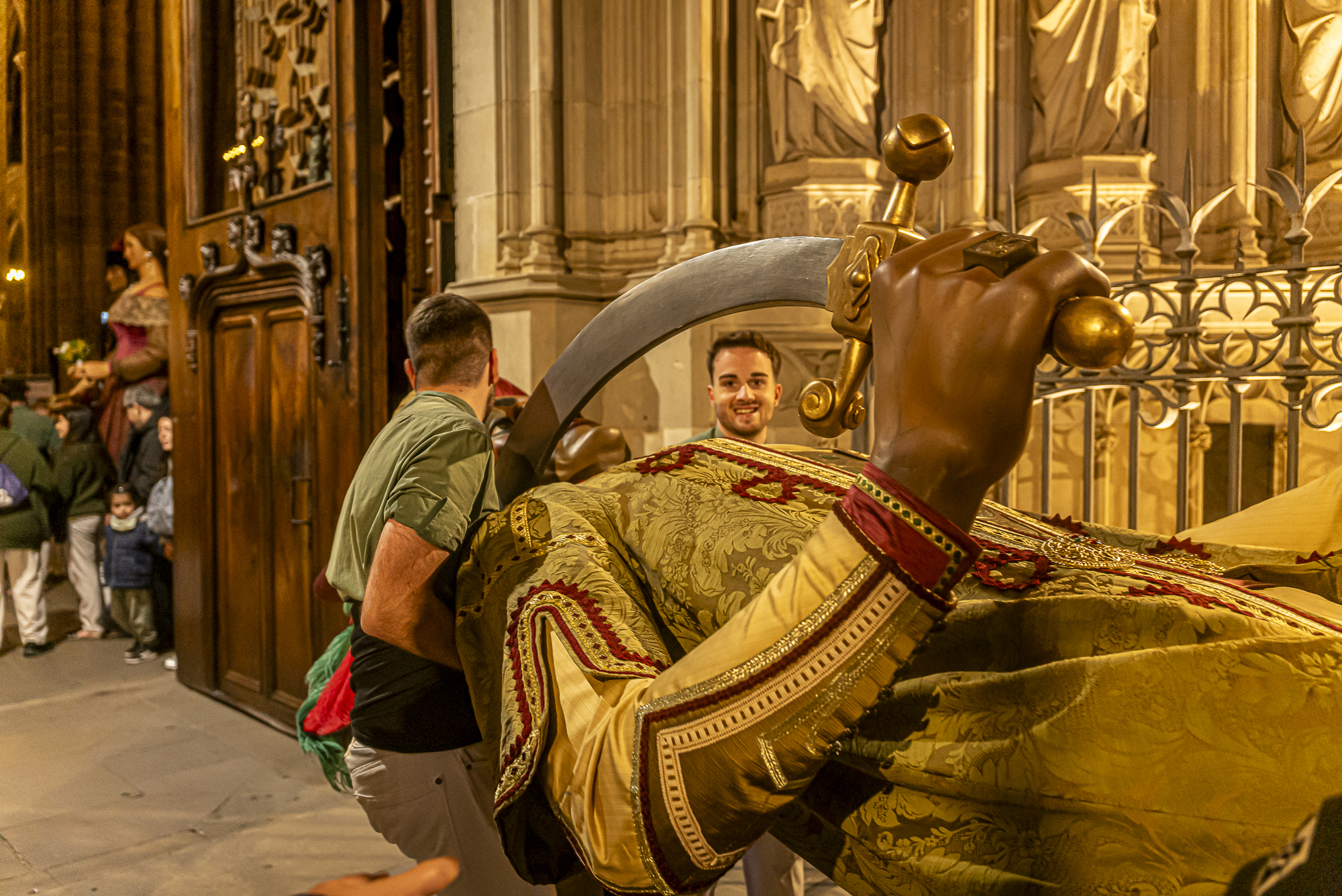 El gegant inclinándose para cruzar el umbral de la catedral
