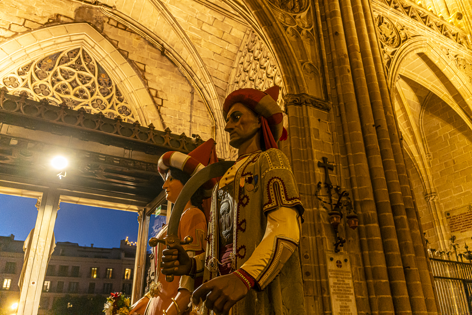 Los dos gegants ante la catedral en la hora azul, el Rei Moro erguido