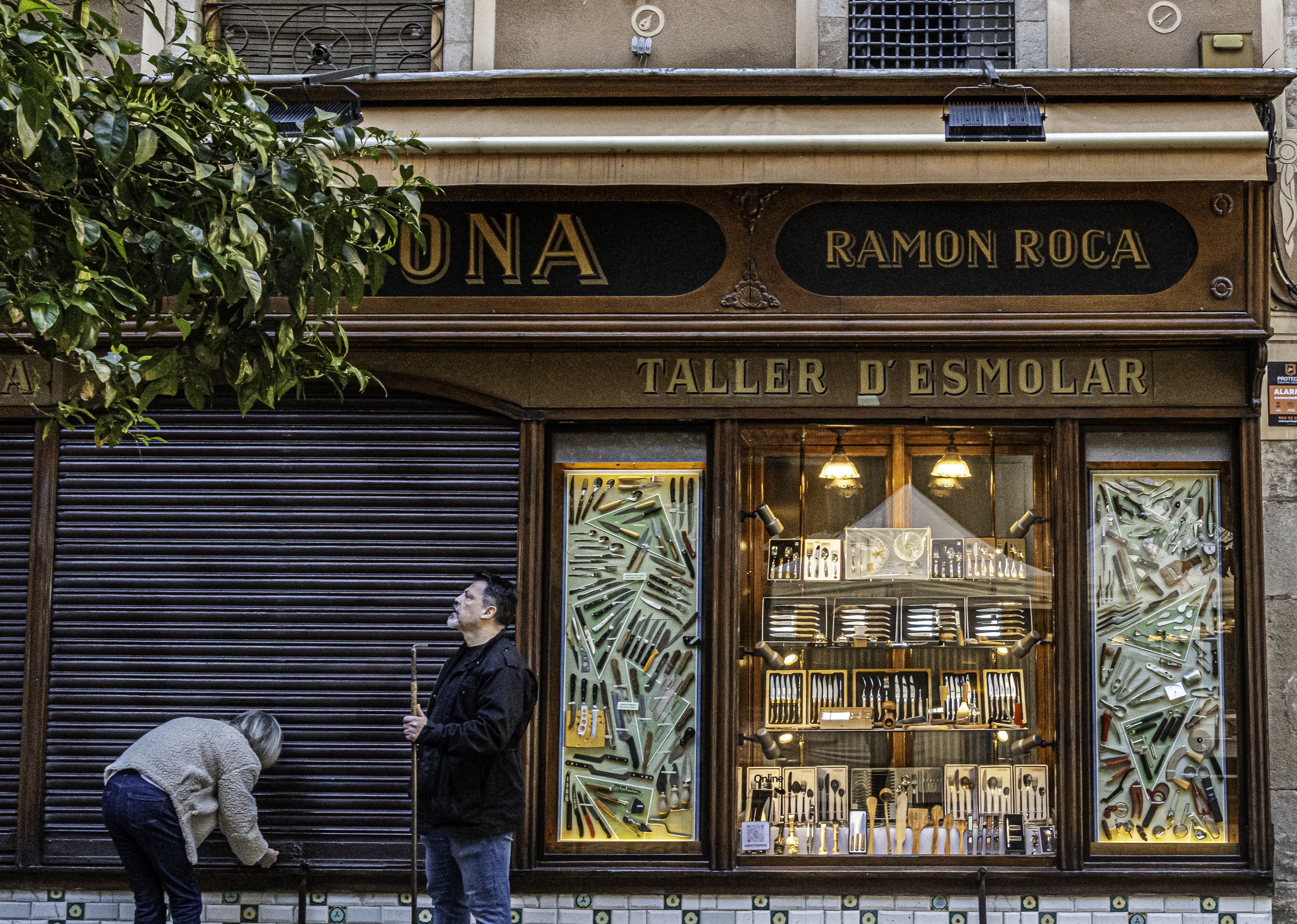 Fachada de la Cereria Lluís, letras doradas y azules sobre madera noble