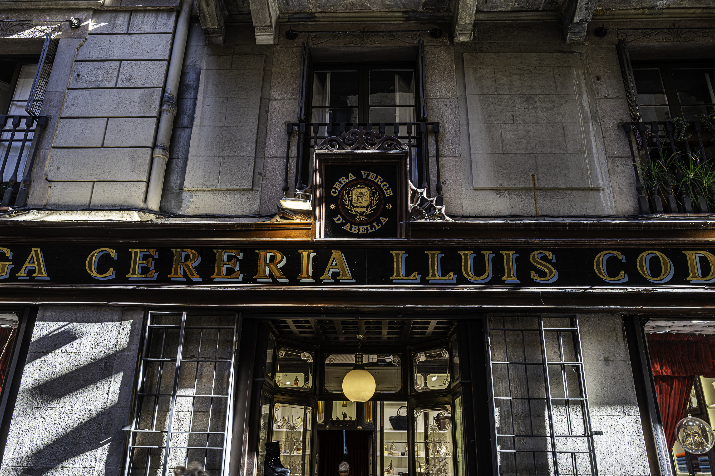 Fachada del Taller d'Esmolar Ramon Roca con letras doradas y escaparate de cuchillos