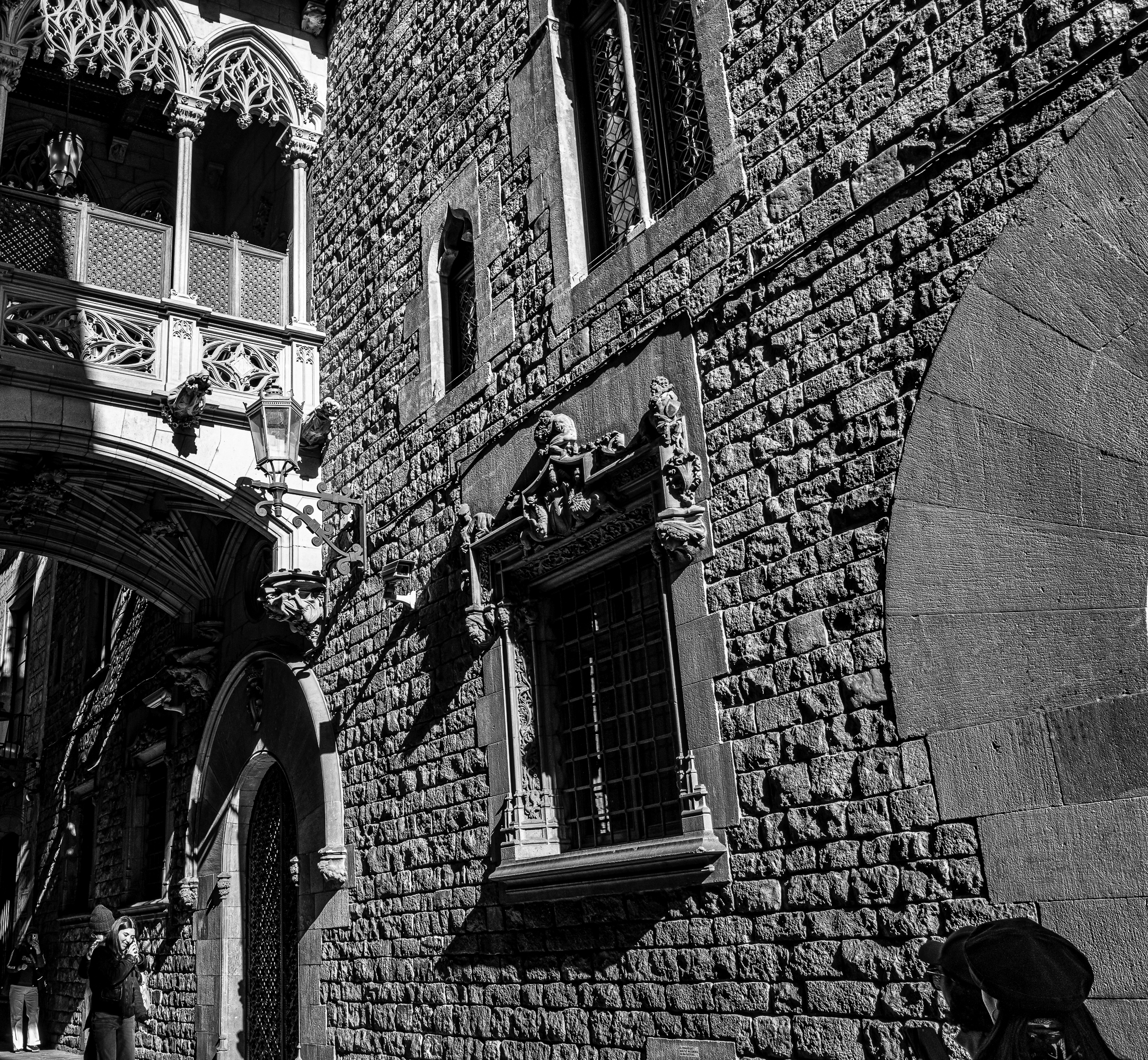 Muro del Pont del Bisbe, galería calada neogótica imponente