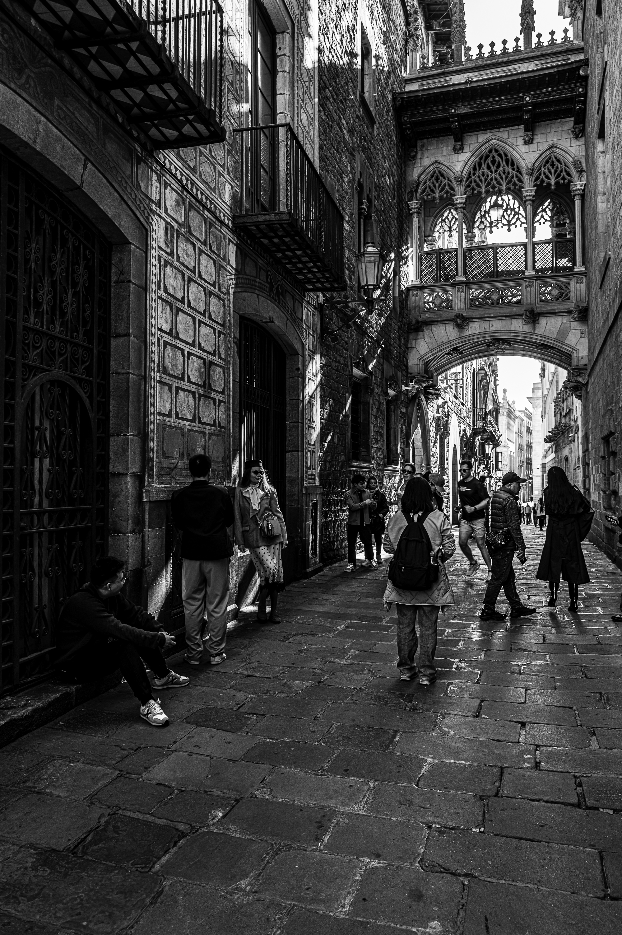 El puente visto desde abajo, la tracería como ojos que observan a los transeúntes