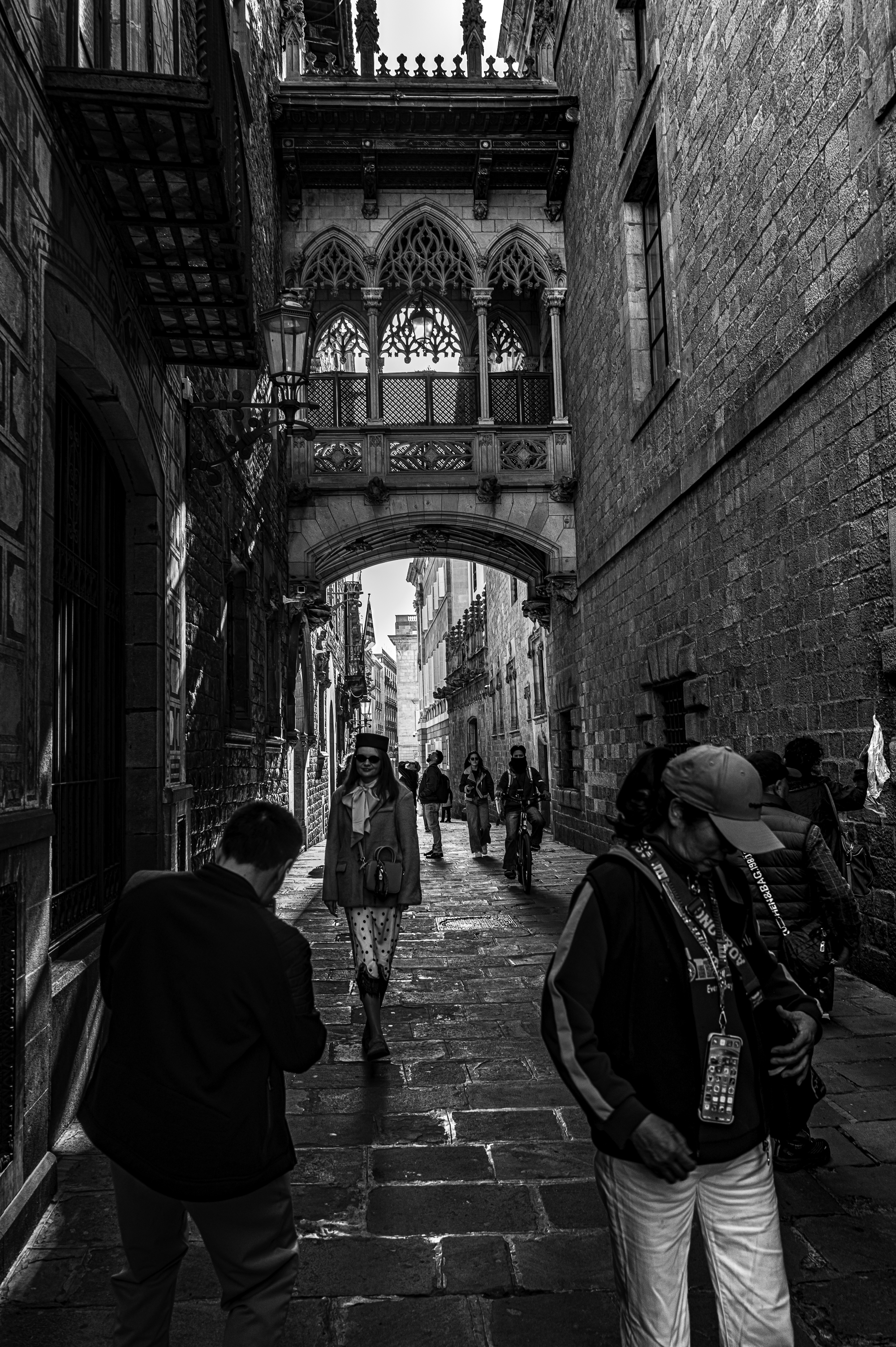 El Carrer del Bisbe como pasarela, el Gótico convertido en plató