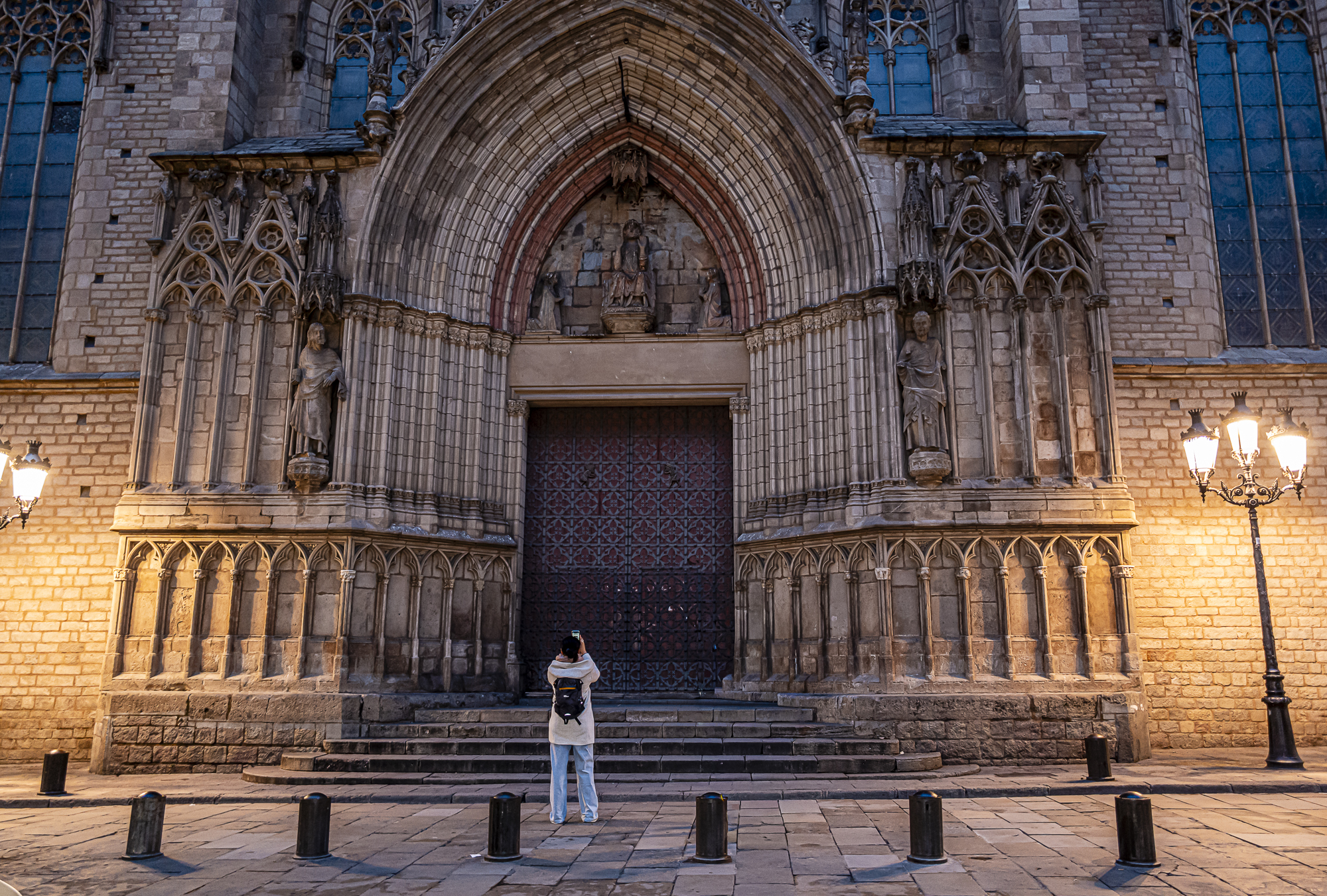 Fachada de Santa María del Mar con una turista diminuta ante la puerta cerrada