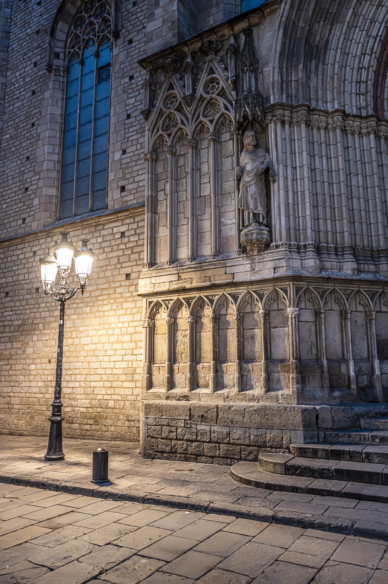 Escalones vacíos de la basílica, la farola encendida, San Pablo sigue en su hornacina
