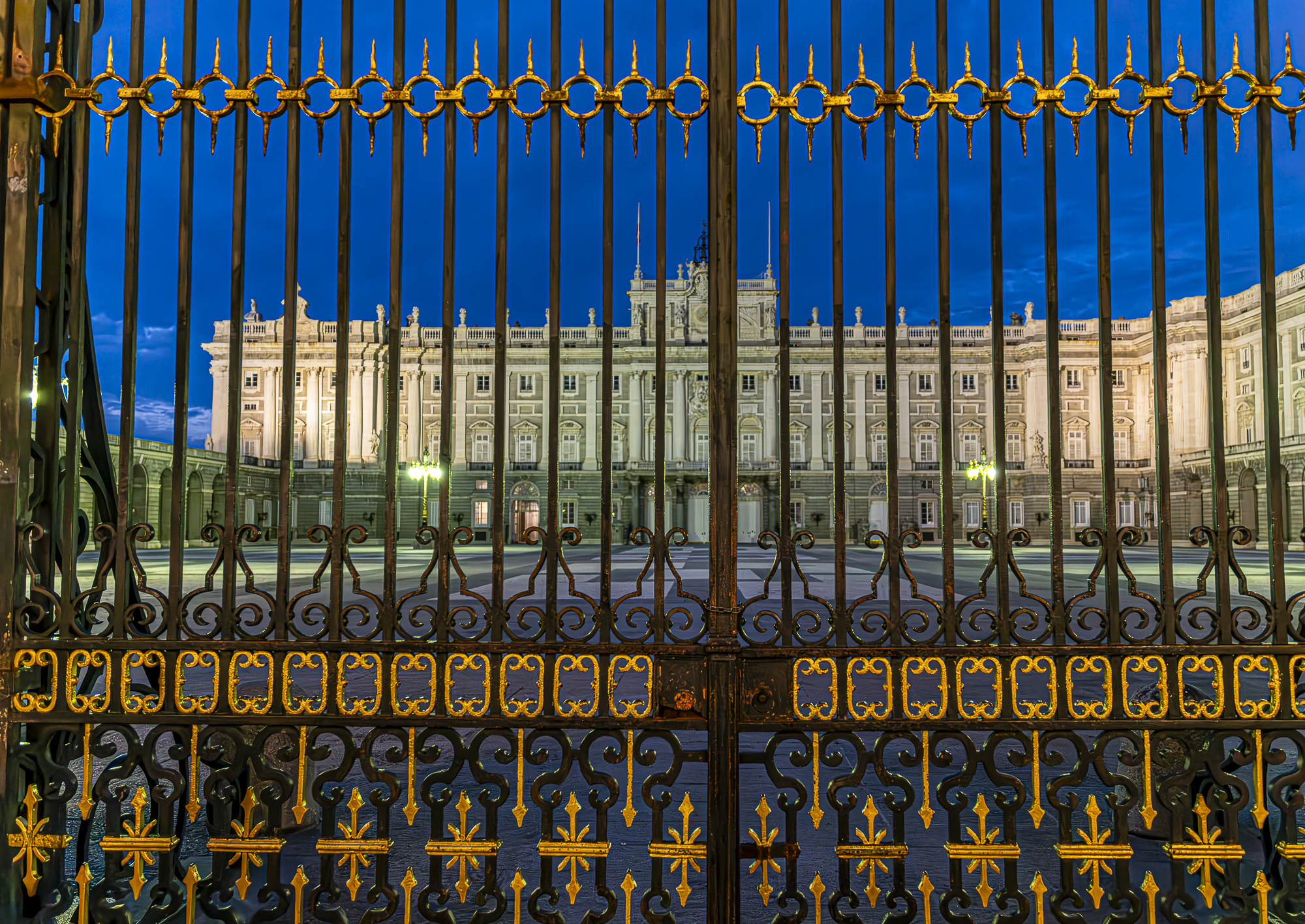 Palacio Real de Madrid visto a través de la verja dorada